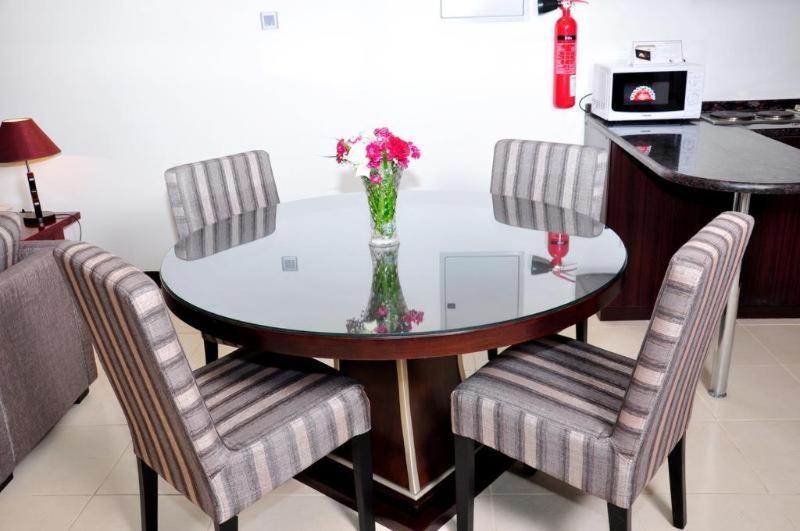 Ewan Ajman Suites Hotel Стая снимка