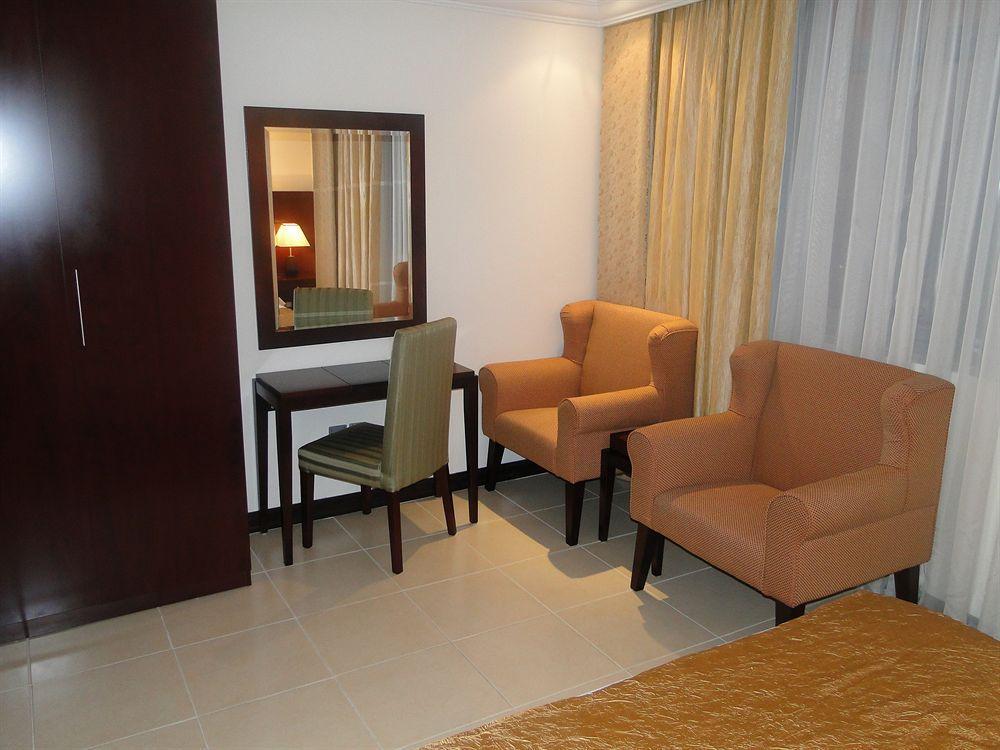 Ewan Ajman Suites Hotel Стая снимка