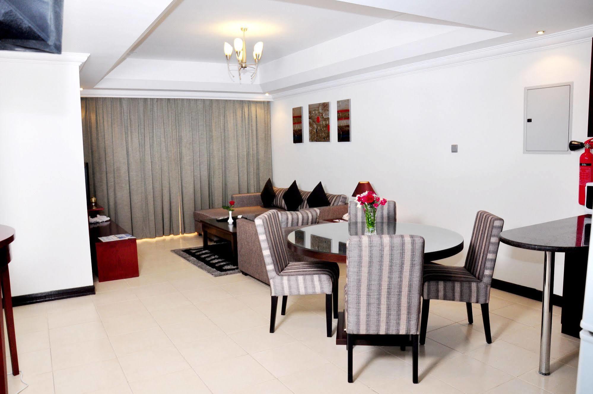 Ewan Ajman Suites Hotel Екстериор снимка